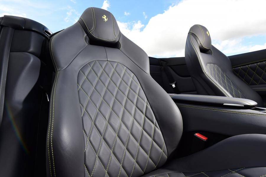 Детали интерьера Ferrari California T HS 2016 года  (UK) (фото 8 из 11)
